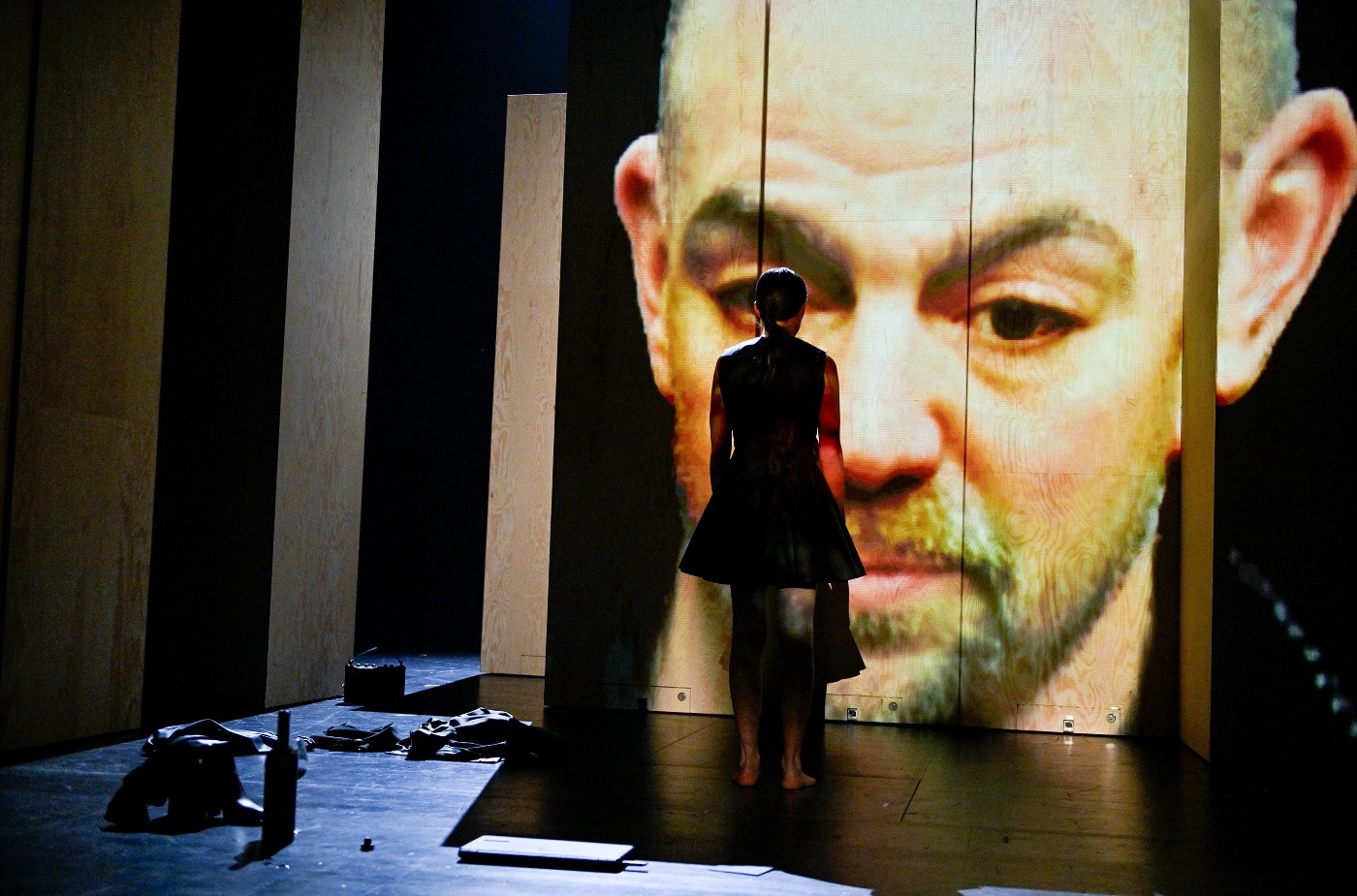 Homo Faber / Robo Faber – Staatsschauspiel Dresden – Marcel Kohler nutzt Max Frischs Ingenieur-Parabel für eine KI-Fantasie